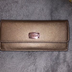 Michael Kors wallet USED BUT GREAT CONDITION